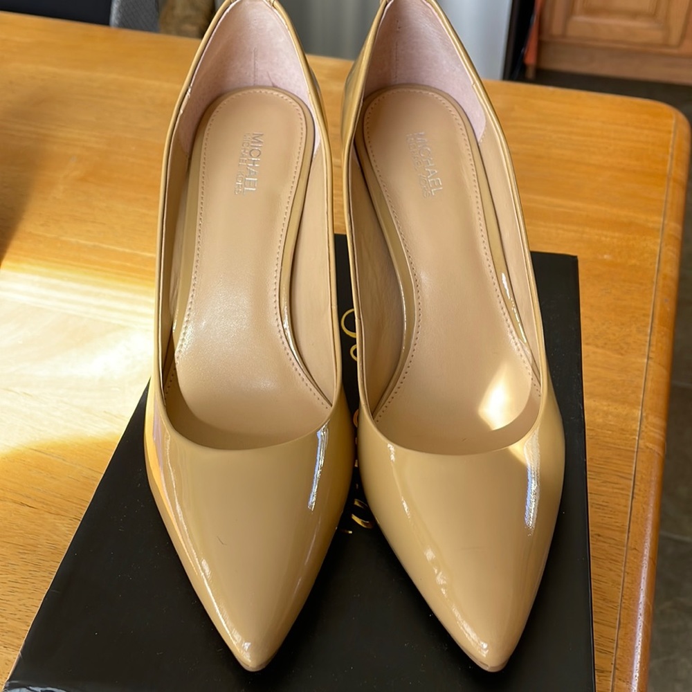 Michael Kors used Size 8M Tan color